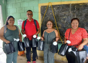 Entregan regaderas para huertos escolares de Escuintla