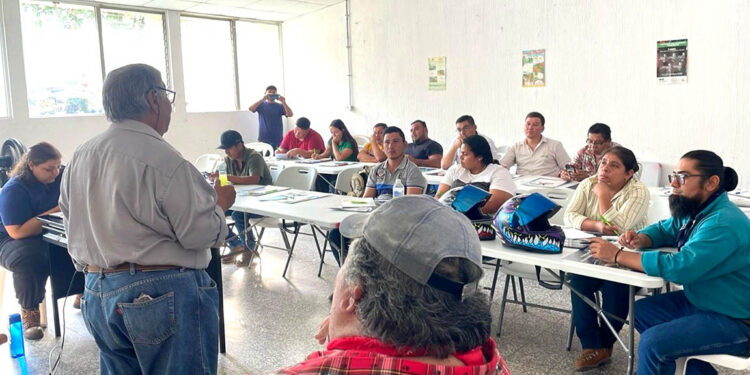 Imparten en Petén charlas de técnicas y prevención contra el Gusano Barrenador del Ganado