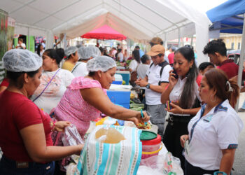 Se realiza feria del agricultor en Flores, Petén