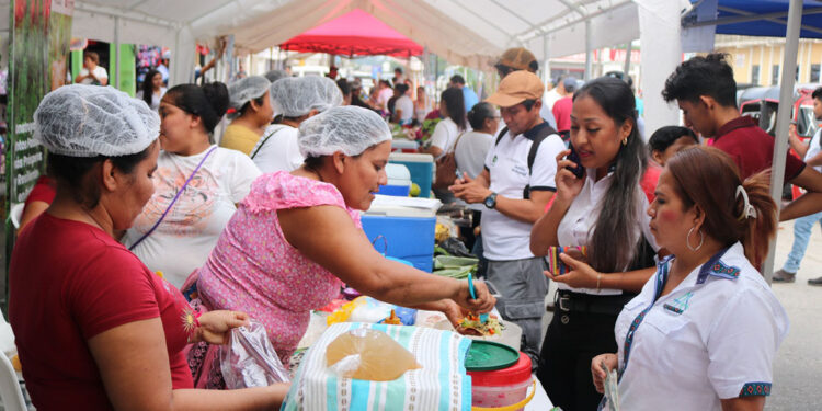 Se realiza feria del agricultor en Flores, Petén