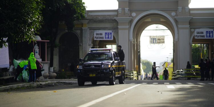 MINGOB y PNC resguardan a visitantes del Cementerio General