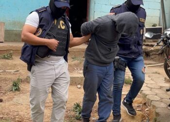 En nuevo golpe a las extorsiones reportan capturas, fusiles y chalecos incautados