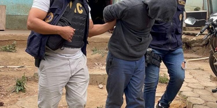 En nuevo golpe a las extorsiones reportan capturas, fusiles y chalecos incautados