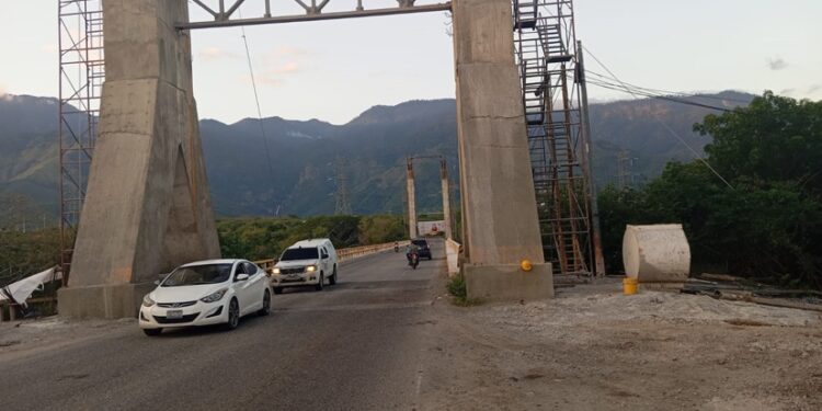 Refuerzan torres de concreto en puente Motagua