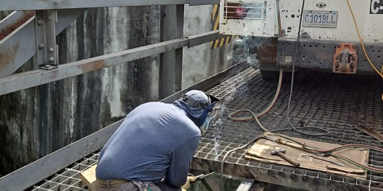 Reparan plancha del puente Chixoy, en Ruta Nacional 7W