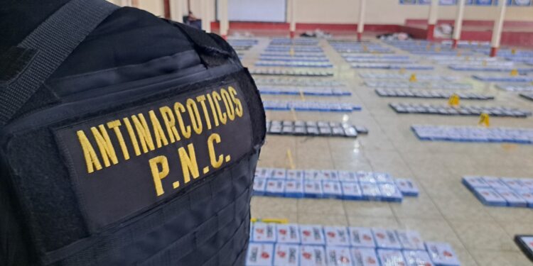 Decomisan 1,998 paquetes de posible droga en Izabal