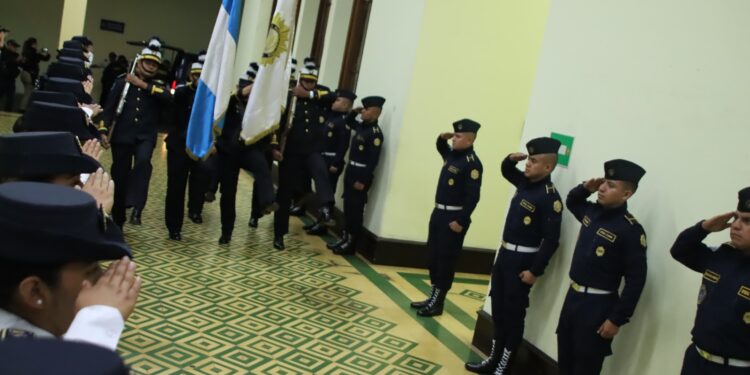 Mingob rinde homenaje a oficial de la PNC caído en el cumplimiento del deber