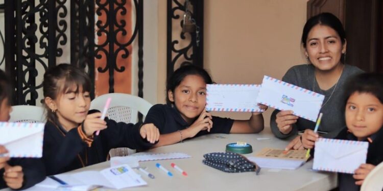 Jóvenes aprenden en el taller “Mi primera carta”