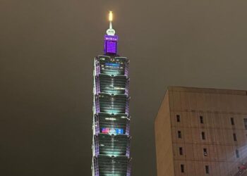 Iluminan el rascacielos Taipéi 101 con las banderas de Guatemala y Taiwán para conmemorar 90 años de amistad entre ambos países