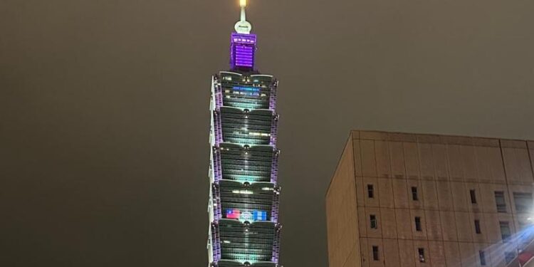 Iluminan el rascacielos Taipéi 101 con las banderas de Guatemala y Taiwán para conmemorar 90 años de amistad entre ambos países