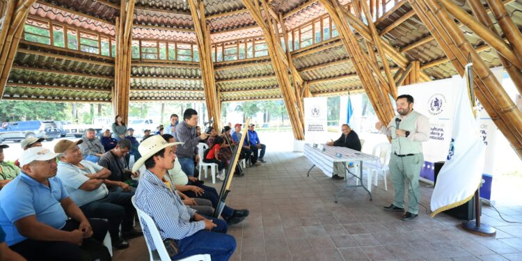 Entregan equipos para la conservación de suelos y agua en cuencas hidrográficas del país