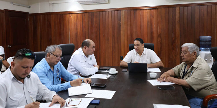 Delegación del Viceministerio de Agricultura de Belice visita Petén para coordinar acciones por Gusano Barrenador del Ganado