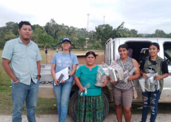Entrega de equipo y asistencia técnica fortalece apicultura de Petén