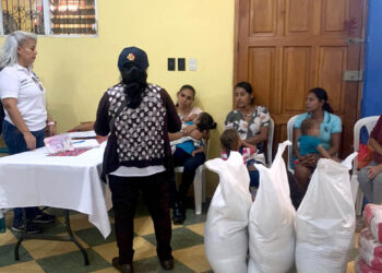 Entregan asistencia alimentaria a familias con niños en desnutrición aguda