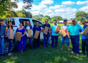 Entregan paquetes de cera estampada a los apicultores de La Libertad