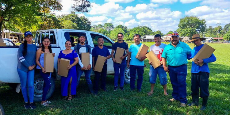 Entregan paquetes de cera estampada a los apicultores de La Libertad