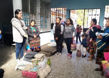 Familias con niños en desnutrición aguda reciben alimentos