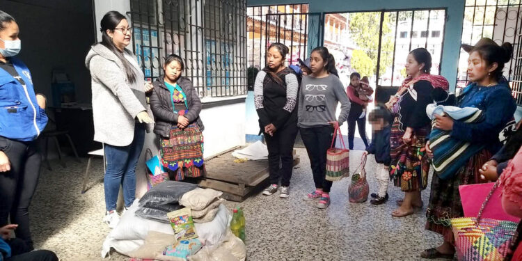 Familias con niños en desnutrición aguda reciben alimentos