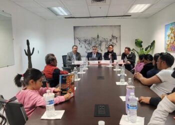 Vicecanciller Antonio Escobedo se reúne con la comunidad guatemalteca en Arizona y con autoridades de centro de detención de migración