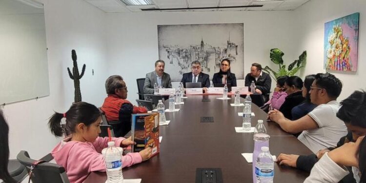 Vicecanciller Antonio Escobedo se reúne con la comunidad guatemalteca en Arizona y con autoridades de centro de detención de migración