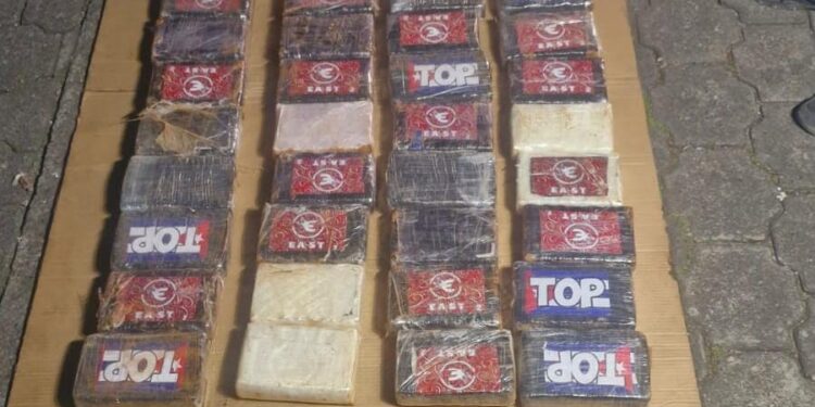 Otro golpe al narcotráfico: Capturados transportaban 41 paquetes con posible droga en vehículo