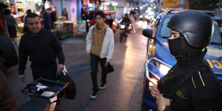 Más de 42 mil policías participan en plan de seguridad por fiestas navideñas