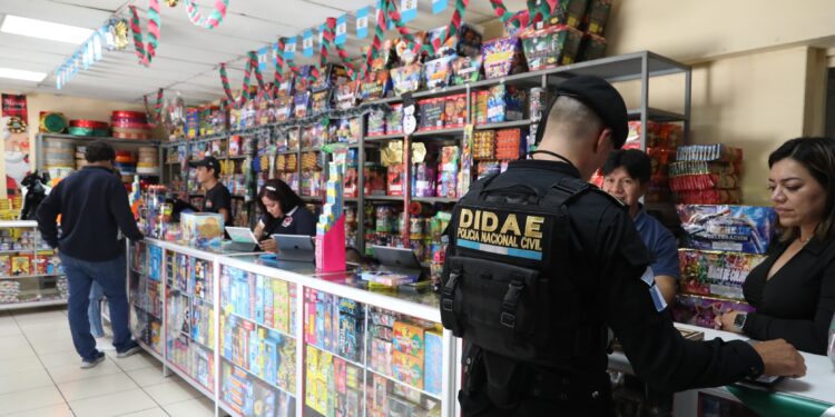 Fuerzas policiales supervisan ventas de fuegos pirotécnicos