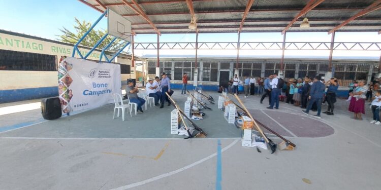 Agricultores de Sansare reciben Bono Campesino