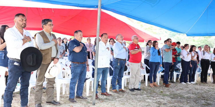 Brindan capacitación por Gusano Barrenador del Ganado en la Feria Ganadera 2025