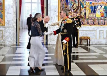 Embajador de Guatemala saluda al Rey Federico X y a la Reina María de Dinamarca