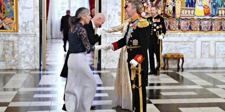 Embajador de Guatemala saluda al Rey Federico X y a la Reina María de Dinamarca