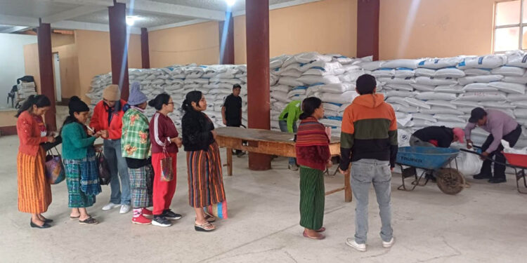 En Totonicapán reciben el Bono Campesino