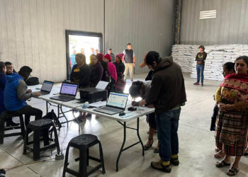 Productores de Totonicapán reciben fertilizante del Bono Campesino