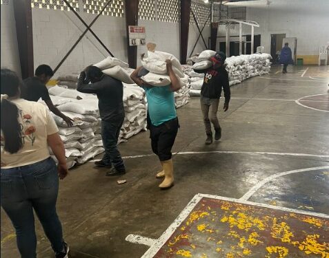 Reciben alimentos básicos para familias vulnerables de Patzicía