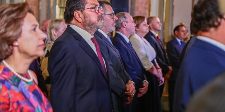 Embajador guatemalteco participa en el saludo de la Presidenta de Perú al Cuerpo Diplomático