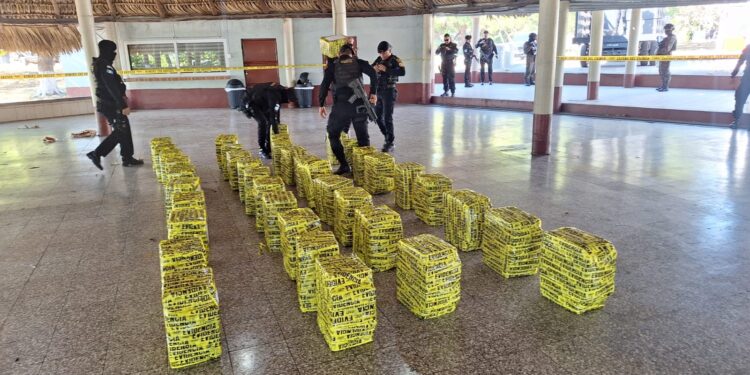 Incautan 799 paquetes de posible cocaína en primer golpe al narco de 2025