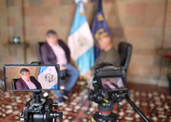 Ministro de Gobernación, Francisco Jiménez rinde cuentas en entrevista periodística