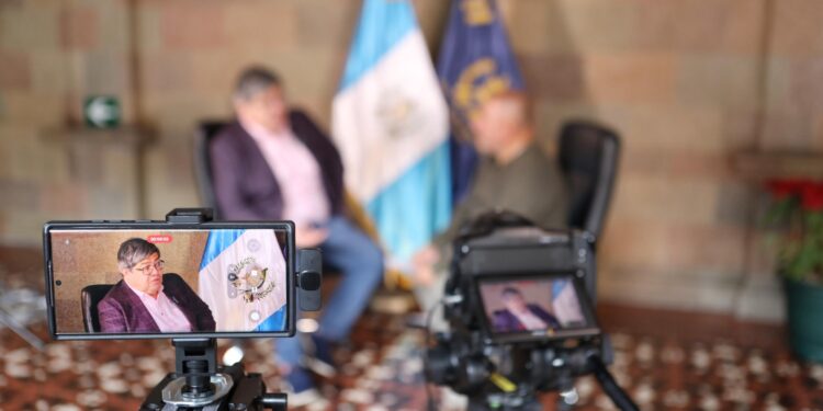Ministro de Gobernación, Francisco Jiménez rinde cuentas en entrevista periodística