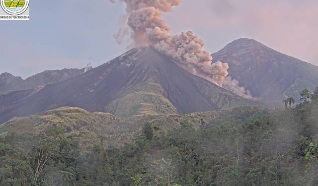 Volcán Santiaguito mantiene alta actividad: INSIVUMEH advierte sobre riesgos y medidas preventivas