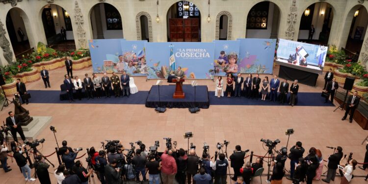 Presidente de la República presenta “La primera cosecha”