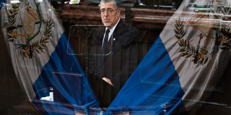 Arévalo presenta «La primera cosecha» en el Congreso de la República de Guatemala