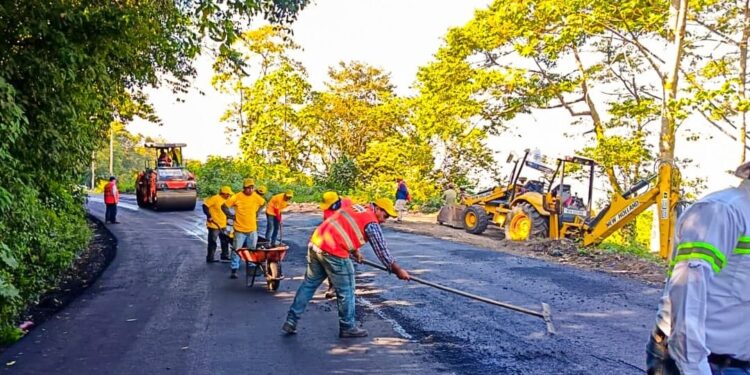 Avances en la rehabilitación de la ruta departamental QUE-03 benefician a la población y economía local