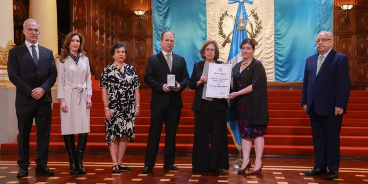 Ministerio de Cultura y Deportes entrega Orden del Quetzal póstuma a Alfredo MacKenney