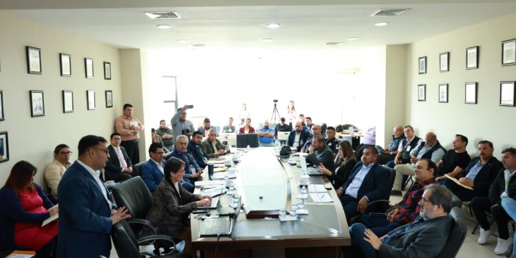 En busca de un servicio más seguro y digno presentan propuesta de reforma que regula la antigüedad de las unidades de transporte extraurbano