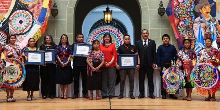 Ministerio de Cultura y Deportes celebra entrega de certificado que nombra a la Técnica de Elaboración de Barriletes Gigantes de Sumpango y Santiago Sacatepéquez como Patrimonio Inmaterial de la Humanidad