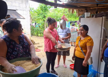 Aprenden a elaborar concentrado artesanal para aves en Poptún