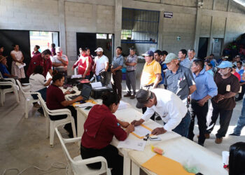 Continúa la entrega del Bono Campesino en Petén