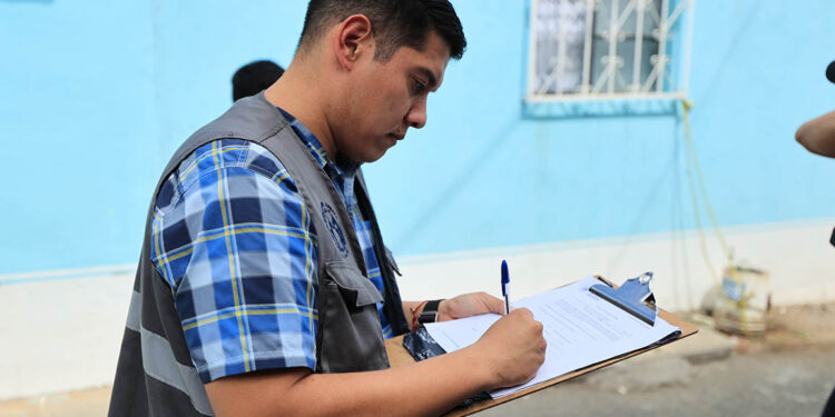 En Mixco entregan notificación por caso de Maltrato Animal