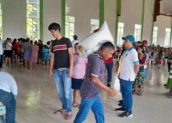 Familias en situación de inseguridad alimentaria reciben alimentos