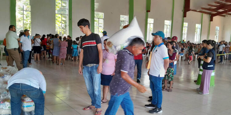 Familias en situación de inseguridad alimentaria reciben alimentos